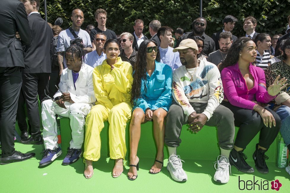 Kim Kardashian y Kanye West junto a Kylie Jenner y Travis Scott en el desfile de Virgil Abloh en París