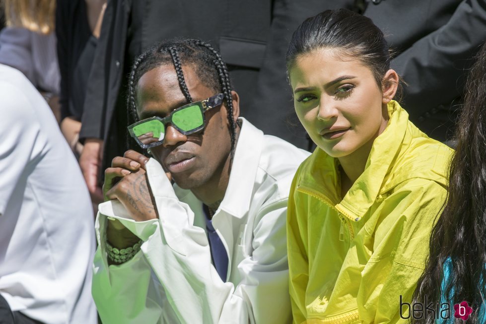 Kylie Jenner y Travis Scott durante el desfile de Virgili Abloh en París