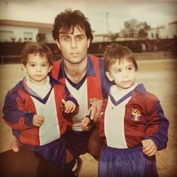 Marc y Èric Bartra de pequeños junto a su padre, Josep Bartra