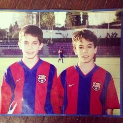 Marc y Èric Bartra de pequeños con camisetas del F.C. Barcelona