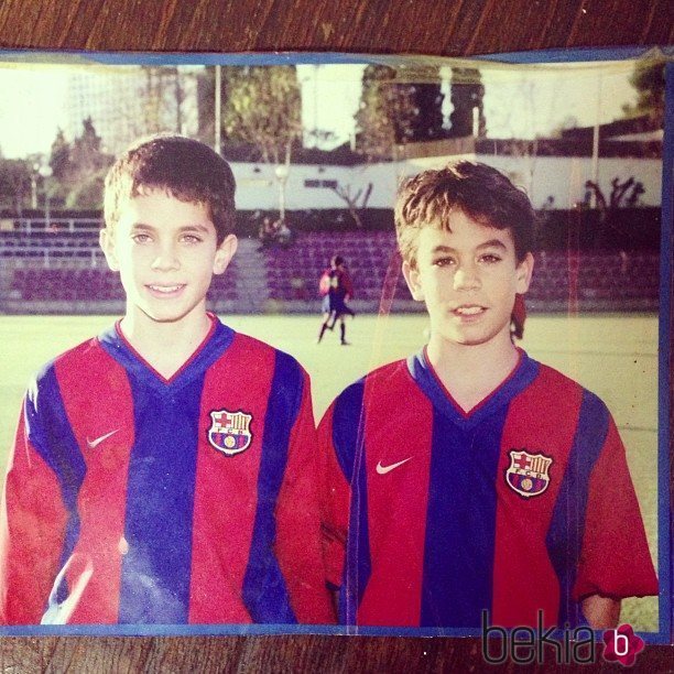 Marc y Èric Bartra de pequeños con camisetas del F.C. Barcelona