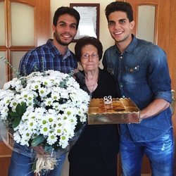 Èric y Marc Bartra en el cumpleaños de su abuela