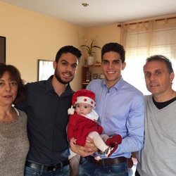 Marc Bartra junto a su hermano Èric, sus padres Montse y Josep, y su hija Gala en Navidad