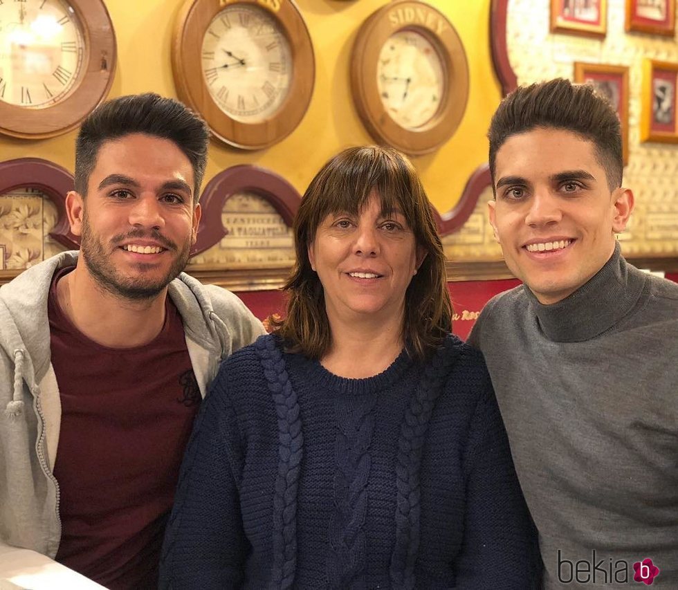 Marc y Èric Bartra junto a su madre, Montse Aregall