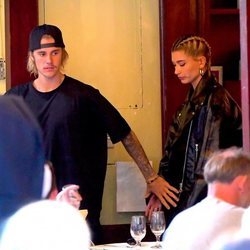 Justin Bieber y Hailey Baldwin a la salida de un restaurante en Nueva York