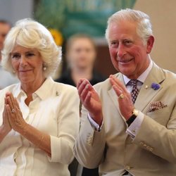 El Príncipe Carlos y la Duquesa de Cornualles muy sonrientes durante su visita a Gales