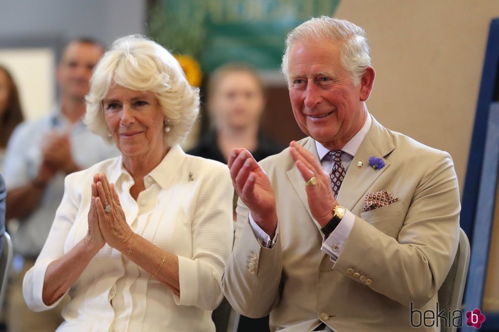 El Príncipe Carlos y la Duquesa de Cornualles muy sonrientes durante su visita a Gales