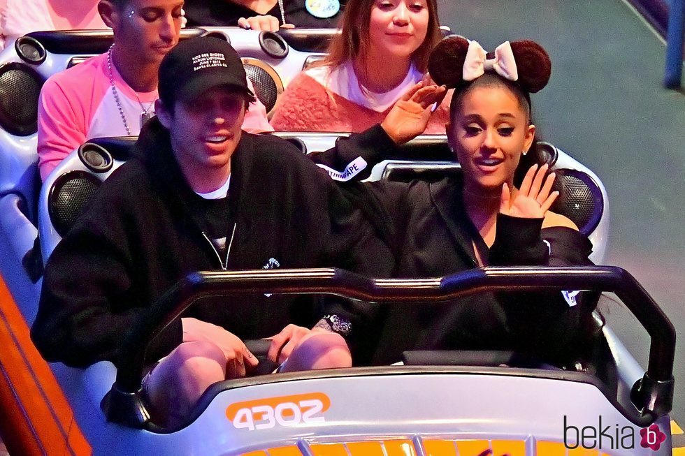 Ariana Grande y su novio Pete Davidson en una atracción