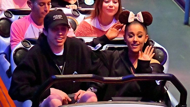 Ariana Grande y su novio Pete Davidson en una atracción
