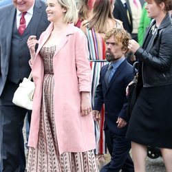 Emilia Clarke y Peter Dinklage llegando a la boda de Kit Harington y Rose Leslie