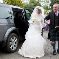 La novia Rose Leslie llega a la boda agarrada del brazo de su padre