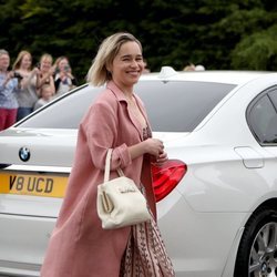 Emilia Clarke, muy sonriente en la boda de Kit Harington y Rose Leslie