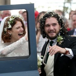 Los novios Kit Harington y Rose Leslie se suben al coche tras su boda