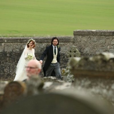 Kit Harington y Rose Leslie llegando de la mano el día de su boda
