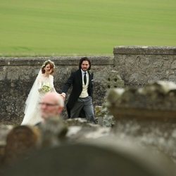 Kit Harington y Rose Leslie llegando de la mano el día de su boda