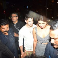 Nick Jonas y Priyanka Chopra saliendo a cenar en Bombay