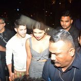 Nick Jonas y Priyanka Chopra saliendo a cenar en Bombay
