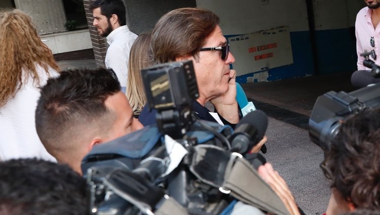 Pepe Navarro llegando a los juzgados para divorciarse de Lorena Aznar