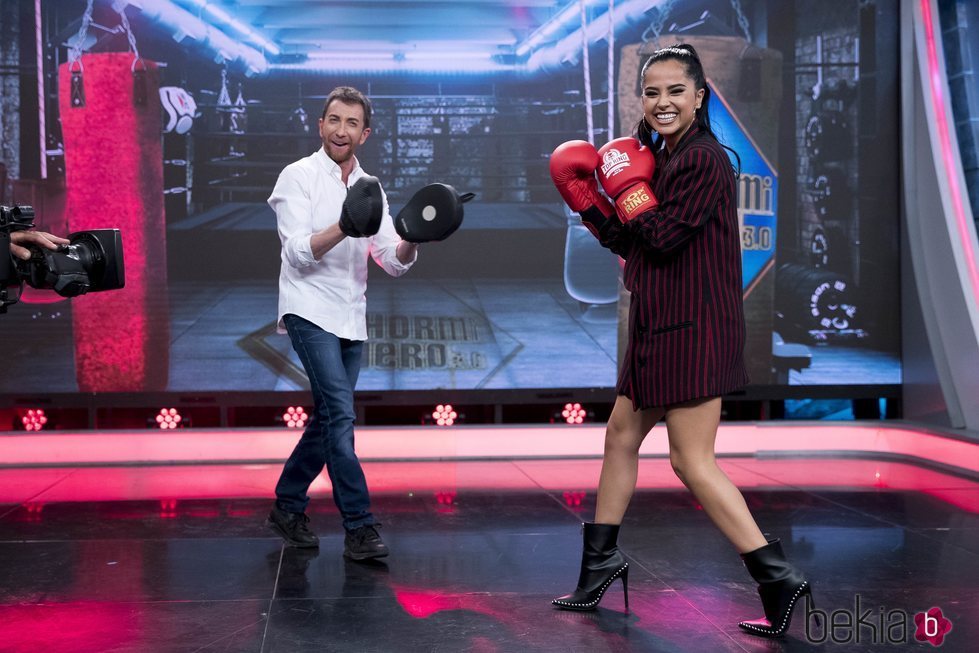 Becky G boxea con Pablo Motos en 'El Hormiguero'