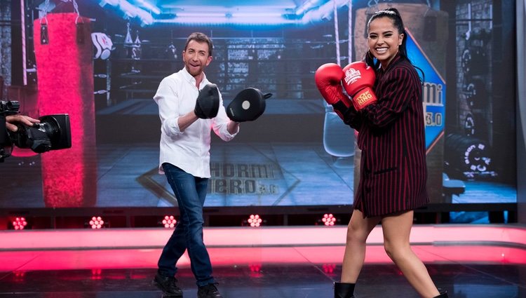 Becky G boxea con Pablo Motos en 'El Hormiguero'
