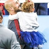 Pepe Reina con su hija Sira en el partido de España frente a Marruecos en el Mundial de Rusia 2018