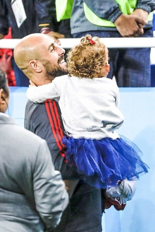 Pepe Reina con su hija Sira en el partido de España frente a Marruecos en el Mundial de Rusia 2018