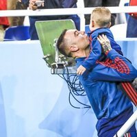 Iago Aspas con su hijo Thiago en el partido de España frente a Marruecos en el Mundial de Rusia 2018