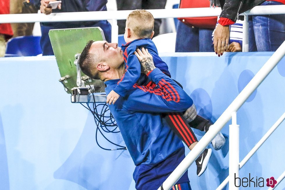 Iago Aspas con su hijo Thiago en el partido de España frente a Marruecos en el Mundial de Rusia 2018