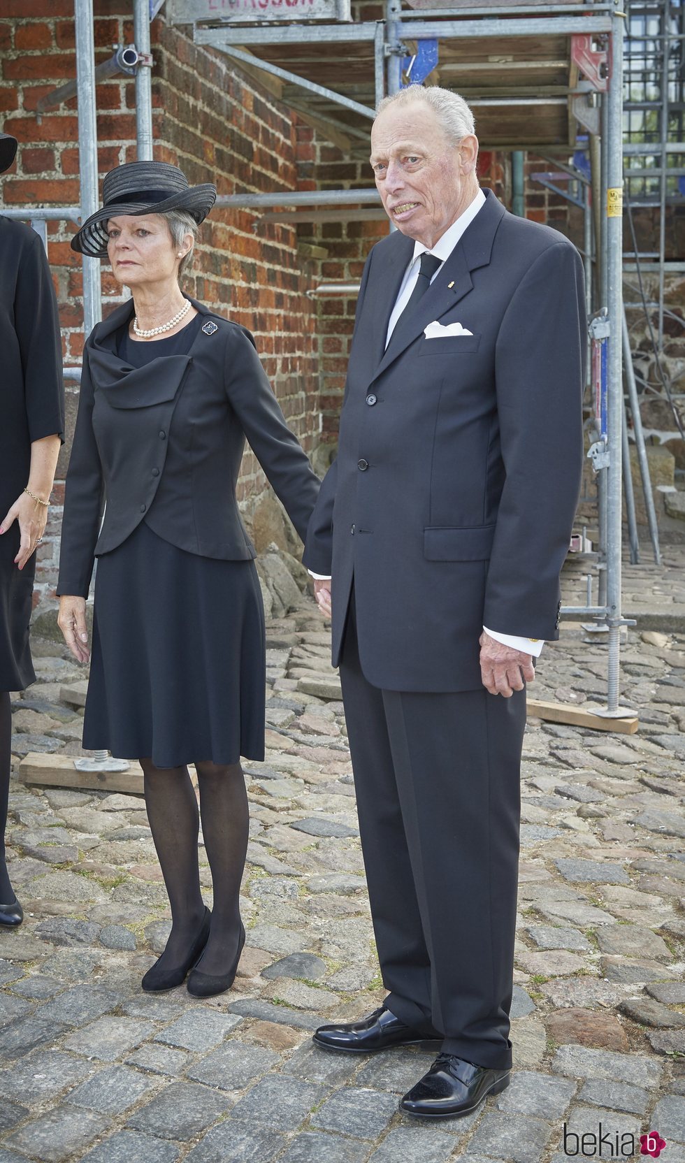 El Conde Ingolf de Rosenborg y su mujer, Sussie de Rosenborg en el funeral de Elisabeth de Dinamarca