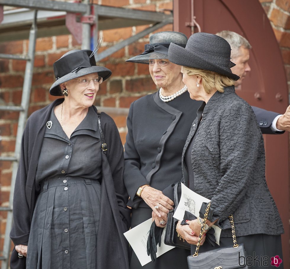 Margarita de Dinamarca con sus hermanas Benedicta de Dinamarca y Ana María de Grecia en el funeral de Elisabeth de Dinamarca