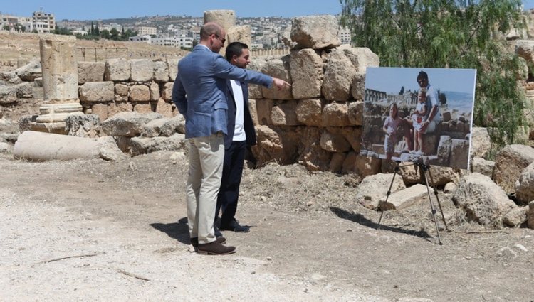 El Príncipe Guillermo observa el retrato de Kate Middleton y su familia cuando era pequeña en Jordania
