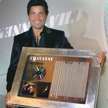 Chayanne con su disco de platino 'Cautivo' en el año 2005