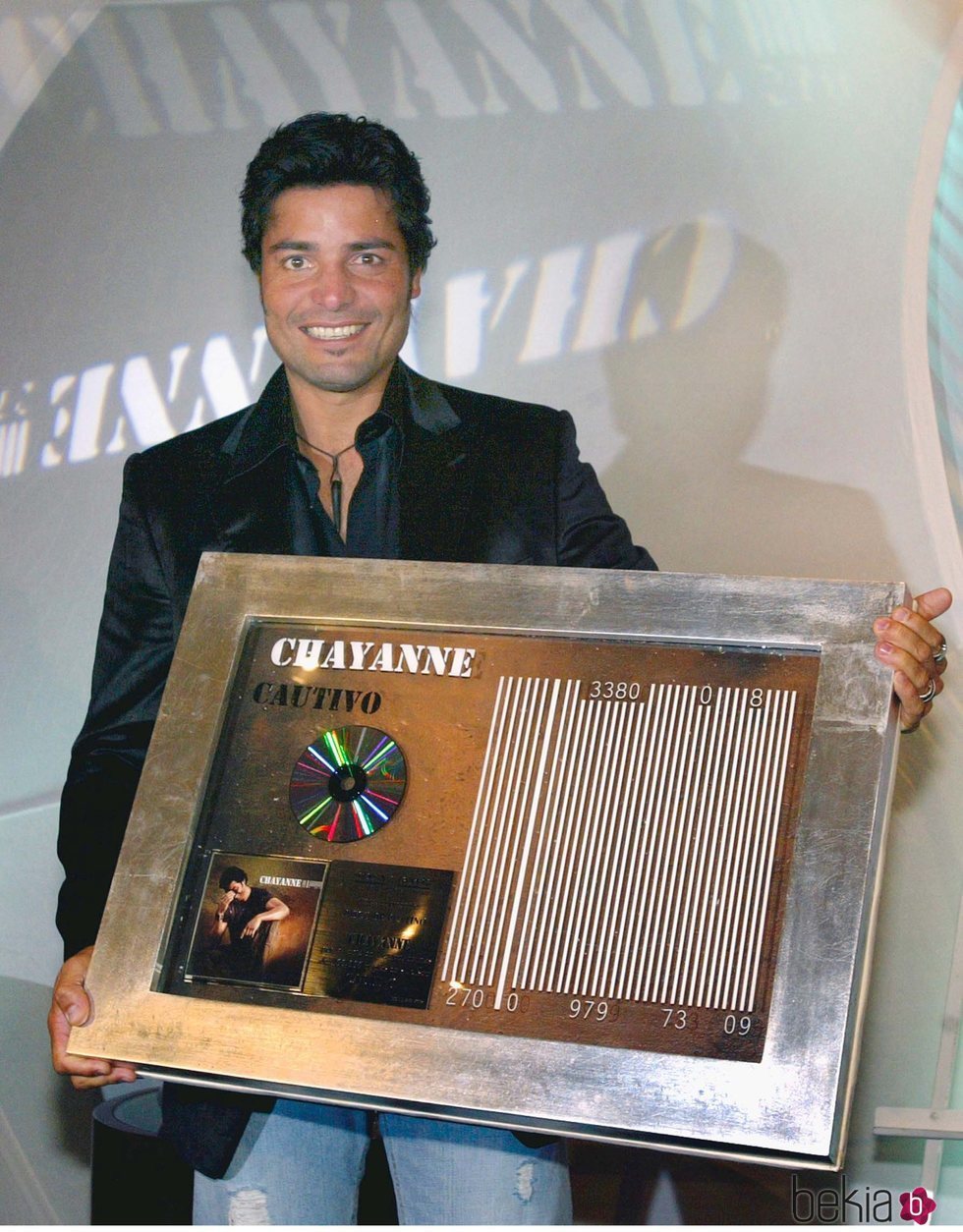 Chayanne con su disco de platino 'Cautivo' en el año 2005