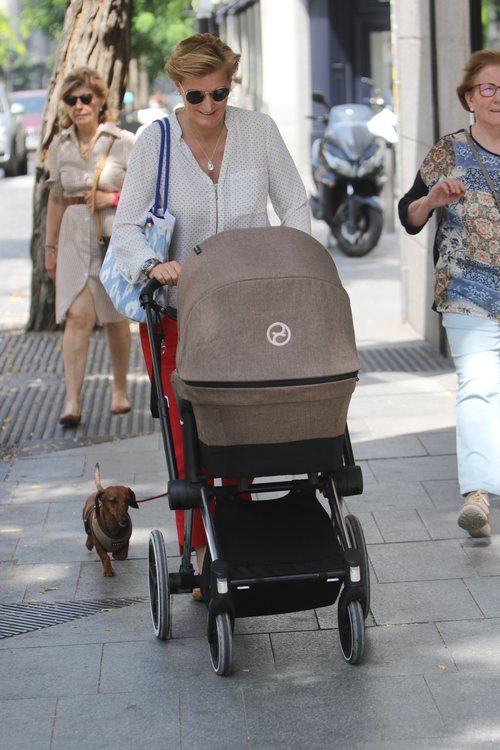 María Zurita paseando con su hijo Carlos y su perra Zeta por las inmediaciones de su hogar en Madrid
