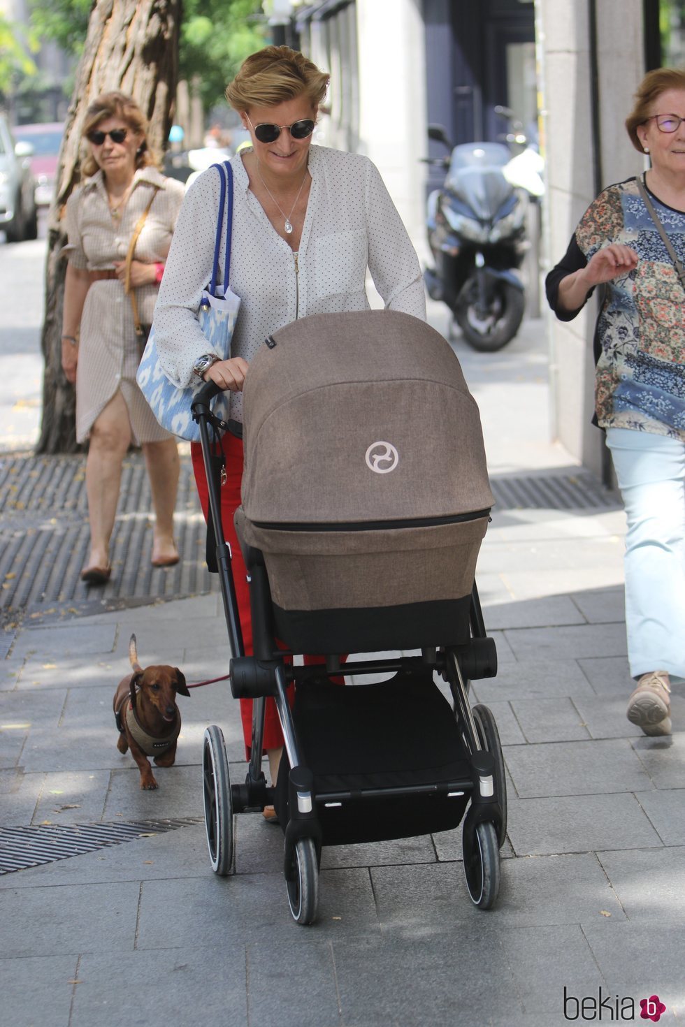 María Zurita paseando con su hijo Carlos y su perra Zeta por las inmediaciones de su hogar en Madrid