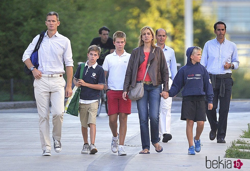 La Infanta Cristina e Iñaki Urdangarin con sus hijos Juan, Pablo y Miguel en Ginebra