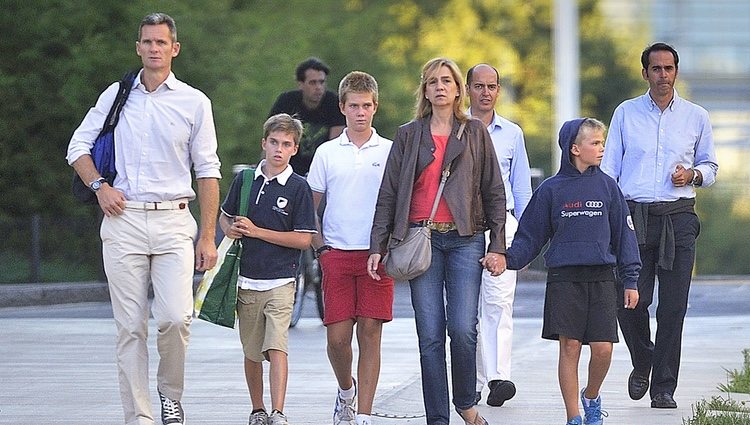 La Infanta Cristina e Iñaki Urdangarin con sus hijos Juan, Pablo y Miguel en Ginebra
