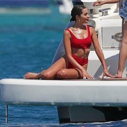 Olivia Culpo luce cuerpazo con un bikini rojo