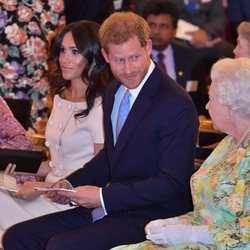 El Príncipe Harry mira con cariño a la Reina Isabel ante Meghan Markle en los Queen's Young Leaders Awards