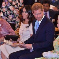 El Príncipe Harry mira con cariño a la Reina Isabel ante Meghan Markle en los Queen's Young Leaders Awards