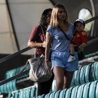 Julia Vigas con su hijo Gabriel Alcántara en el estadio de Kaliningrado