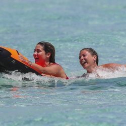 Elena Tablada y Elisabeth Reyes divirtiéndose en Ibiza