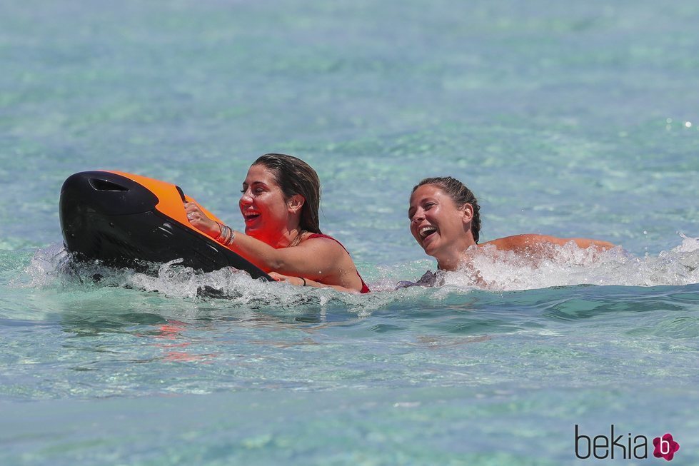 Elena Tablada y Elisabeth Reyes divirtiéndose en Ibiza
