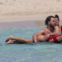 Javier Ungría, muy cariñoso con Elena Tablada en Ibiza