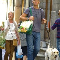 Iñaki Urdangarin y Claire Liebaert paseando por su perro por Ginebra