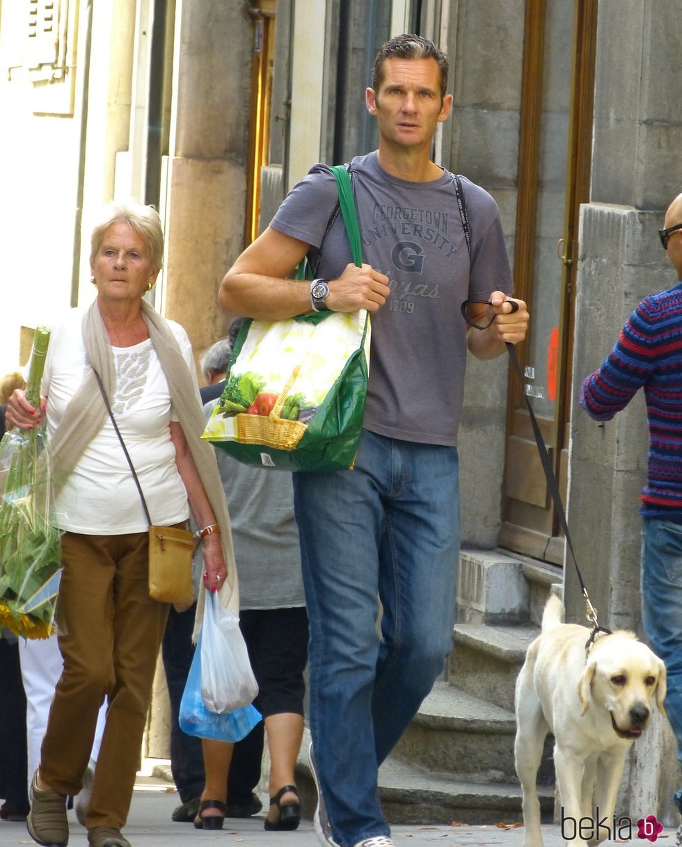 Iñaki Urdangarin y Claire Liebaert paseando por su perro por Ginebra