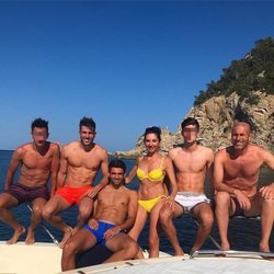 Zindane con su mujer y sus hijos de paseo en barco por Ibiza
