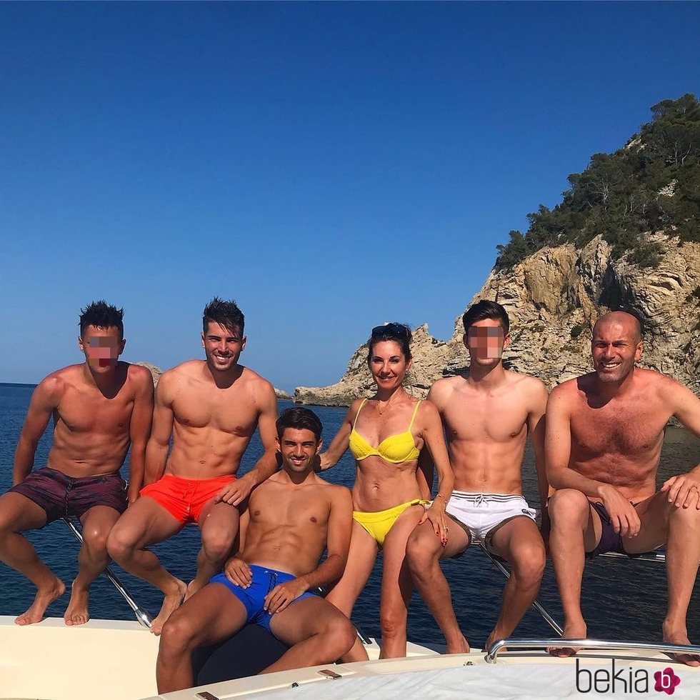Zindane con su mujer y sus hijos de paseo en barco por Ibiza