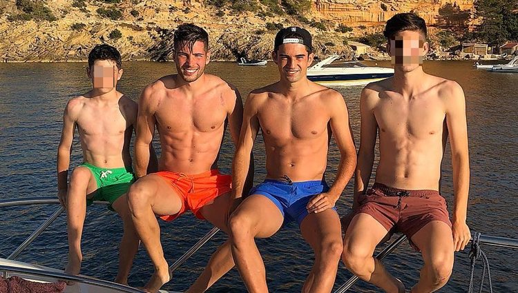 Luca, Enzo, Theo y Elyaz Zidane de paseo en barco por Ibiza
