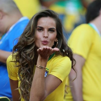 Izabel Goulart en el partido Brasil-Serbia